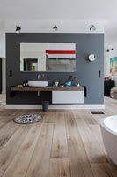 Salle de bains moderne avec lavabo sur mur de séparation