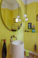 Salle de bains moderne peinte en jaune vif
