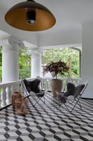 coin salon sur balcon moderne avec revêtement de sol illusion noir et blanc