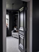 Vue à travers la porte intérieure peinte en noir