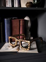 Ornement de lunettes d'or sur livre ouvert