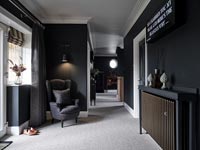 Couloir moderne peint en noir