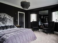 Chambre noir et blanc avec couvre-lit violet