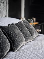 Rangée de coussins gris sur le lit - détail
