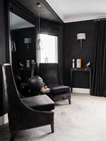 Chaises noires dans la chambre peinte en noir