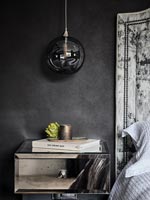 Armoire de chevet en miroir dans une chambre moderne peinte en gris foncé