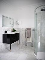Salle de bain moderne - lavabo noir et cabine de douche incurvée
