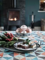 Gâteau et décorations naturelles sur le tabouret du salon pour Noël