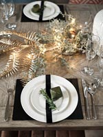 Détail de la table à manger décorée pour Noël