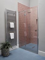Salle de bains moderne avec carrelage rose sombre dans la cabine de douche