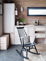 Chaise berçante noire dans la cuisine de campagne moderne en bois