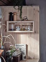 Petite étagère dans la cuisine en bois