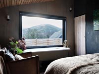 Baignoire à côté de la fenêtre dans une chambre moderne avec vue panoramique