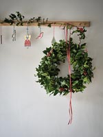 Guirlande de Noël et décorations sur patère en bois