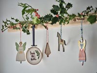 Décorations de houx et de Noël sur patère en bois