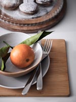 Orange dans un bol sur la table à manger - détail