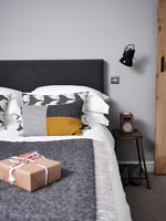 Cadeaux emballés sur le lit dans la chambre moderne
