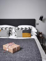 Cadeaux emballés sur le lit dans la chambre moderne