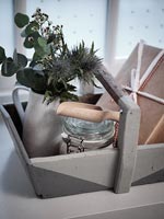 Trug en bois peint gris avec arrangement floral et cadeau - détail