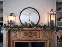 Guirlande sur cheminée en bois dans la salle de séjour au moment de Noël
