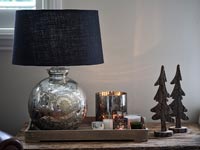 Grande lampe en argent sur plateau avec bougies chauffe-plat et sapins de Noël sculptés