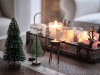 Décorations de Noël et bougies chauffe-plat sur table