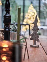 Petit arbre de Noël sculpté sur table à manger en bois