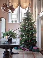 Couloir moderne avec arbre de Noël
