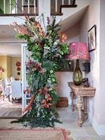 Grande guirlande de plantes et de fleurs dans le couloir de style classique