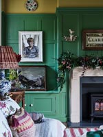Salon de style classique coloré décoré pour Noël