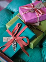 Cadeaux de Noël colorés avec des plumes, des rubans et des étiquettes-cadeaux