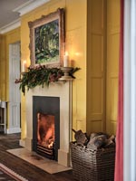 Guirlande de Noël et bougies sur la cheminée de la cheminée allumée