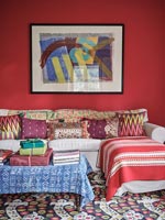 Coussins à motifs sur canapé dans un salon éclectique coloré