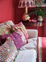 Détail de coussins à motifs colorés sur canapé