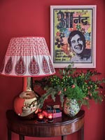 Abat-jour en tissu indien coloré et affichage de Noël sur table console
