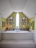 Salle de bain aux murs peints en vert