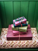 Cadeaux emballés sur petit siège de fenêtre avec mur lambrissé peint en vert