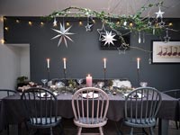 Table à manger moderne décorée pour Noël
