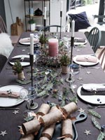 Détail de la table à manger moderne décorée pour Noël