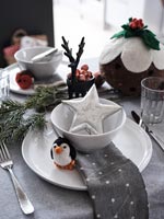 Détail de la table à manger moderne décorée pour Noël