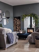 Salon moderne avec poêle à bois allumé décoré pour Noël