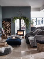 Salon moderne avec poêle à bois allumé décoré pour Noël