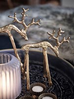 Ornements de Noël de renne d'or et bougies chauffe-plat