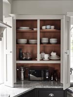 Unité de cuisine moderne - portes de placard ouvertes révélant le rangement de la vaisselle