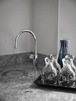 Robinet d'eau potable dans le coin du plan de travail de cuisine moderne