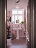 Papier peint ananas rose dans la salle de bain moderne