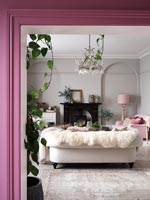Mur peint en rose avec vue sur salon moderne