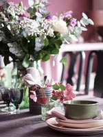 Arrangements floraux sur table à manger