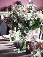 Arrangements floraux sur table à manger