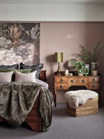 Chambre de campagne moderne avec murs peints en rose sombre